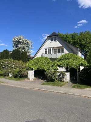 Geschmackvolle, vollst. renovierte 2-Zimmer-Maisonette-Wohnung mit geh. Innenausstattung mit EBK