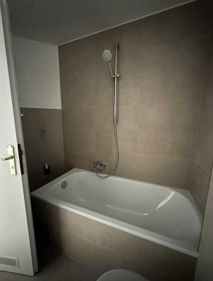 Neu sanierte 4 Zimmerwohnung mit Balkon und Stellplatz