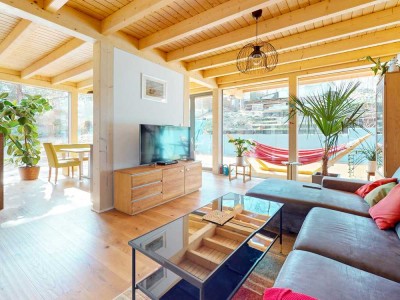 Modernes Holzhaus in Hanglage mit großer Terrasse