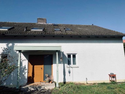 Schöne 2,5-Zimmer-DG-Wohnung mit Gartenanteil und ruhiger Gegend