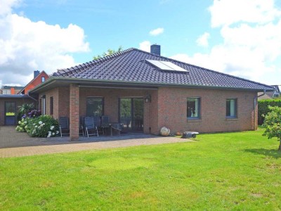 Ebenerdiger Walmdachbungalow mit großer Garage in ruhiger, aber recht zentraler Lage in Brunsbüttel
