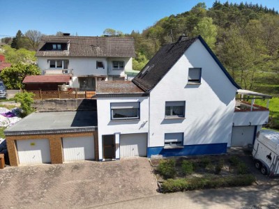 Einfamilienhaus mit Dachterrasse und vier Garagen in ruhiger Lage
