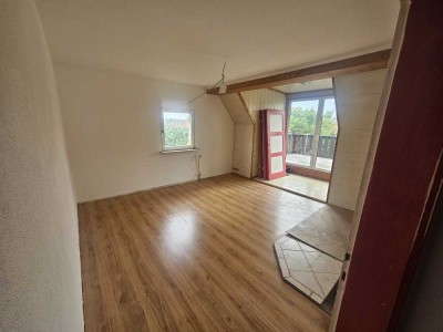 Bad Neustadt: Charmante 3-Zimmer-Dachgeschosswohnung mit luftiger Terrasse – für Menschen mit Herz &