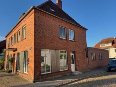 Attraktives Mehrfamilienhaus mit Arztpraxis und guter Rendite!!