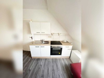 2-Zimmer-Dachgeschoss-Wohnung mit frisch saniertem Bad und Einbauküche