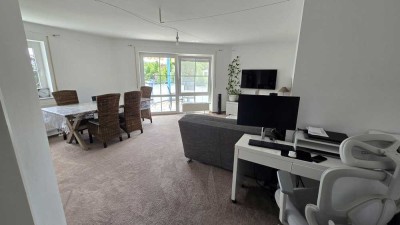 Vollmöblierte 2-Zimmer-Wohnung mit EBK und Balkon.