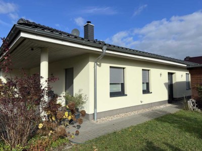 Modernes, neuwertiges Doppelhaus mit Garten und Carport in Neuruppin