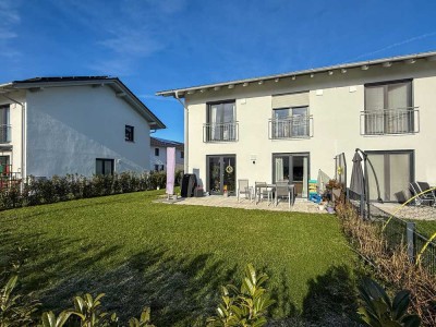 Moderne, energieeffiziente  Doppelhaushälfte mit großem Garten in Poing!