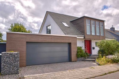 Außergewöhnliches freistehendes Einfamilienhaus mit großem Garten in Neuss