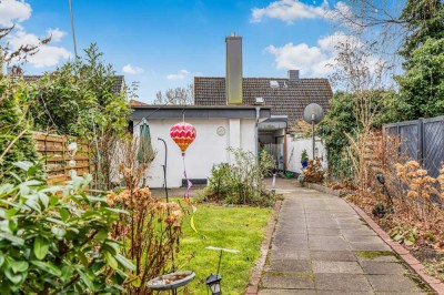 Charmante Doppelhaushälfte mit modernem Anbau auf pflegeleichtem Grundstück