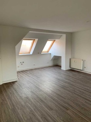 2-Zimmer Dachgeschosswohnung mit Tageslichtbad mit Wanne