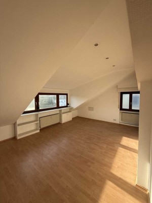 Sonnige 2,5-Zi.-DG-Wohnung mit Skylineblick, Garten & Balkon in Sachsenhausen-Süd