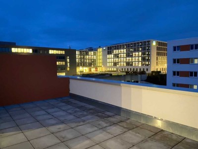 Sonnige Penthouse-Wohnung mit großer Dachterrasse, Aufzug, EBK gegen Abstand