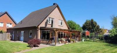 Wohnen in Feldrandlage !    Stilvolles Einfamilienhaus + Doppel-Carport