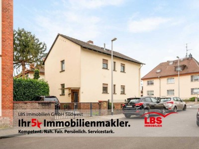 Zweifamilienhaus mit Einliegerwohnung, Garten und viel Potenzial