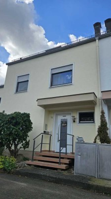 Familienfreundliches RMH in bester Lage mit sonnigem Garten und großer Einzelgarage