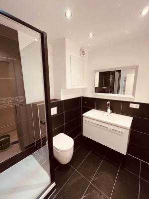 TOP ! Renovierte Etagenwohnung mit Küche, 2 Badezimmern, großen Garten und Balkone Fallerleben