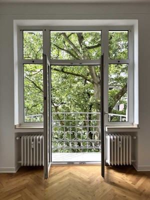 Bezugsfreie Altbauwohnung mit zwei Balkonen im 3. OG in begehrter Lage von Düsseldorf-Pempelfort