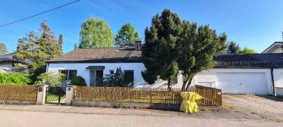 Einfamilienhaus mit Einliegerwohnung und Garten mit Bergblick in Straßlach.