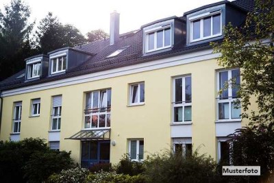 Freistehendes Mehrfamilienhaus mit Gewerbe und 5 Garagen