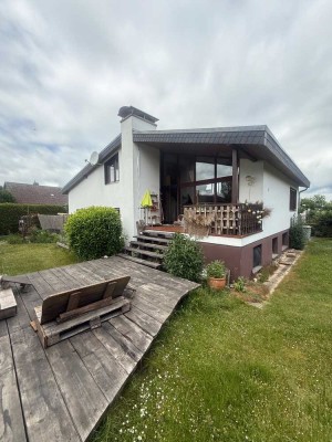 freistehendes Traumhaus mitten im eingewachsenen Garten