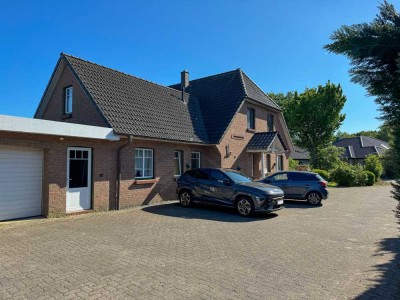 Großes Wohnhaus plus Lagerhalle und Garagen, nur 15 Minuten von Husum entfernt.