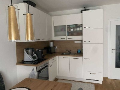 Geschmackvolle, vollständig renovierte 1-Raum-Wohnung mit Balkon und EBK in Kelsterbach