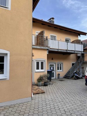 Wohnung mit zwei Zimmern sowie Balkon und EBK im Zentrum von Aschau