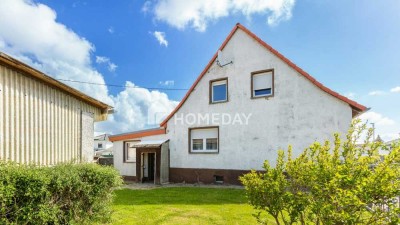 Sanierungsbedürftige DHH mit 1.740m² Grund, Nebengebäuden & Stellplätzen in ruhiger Lage