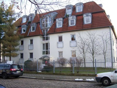 LEUTZSCH, 2-Zi-Wohnung mit Küche, Bad, Abstellraum, Balkon sowie Tiefgarage in ruhiger, grüner Lage