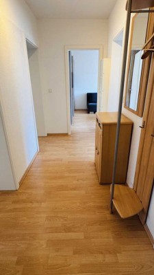 OHNE MAKLER/ Gut geschnittene 3-Zimmer-Wohnung mit Balkon, Einbauküche, Keller in direkter Rheinnähe