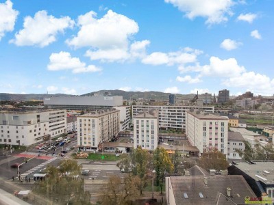 Optimierte Wohnung mit Fernblick, Loggia und Keller. - Vielfältige Infrastruktur.