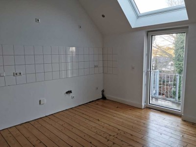 Schöne 3-Zimmer Altbauwohnung, großer Balkon, Erstbezug nach Sanierung, ruhige, und zentrale Lage.