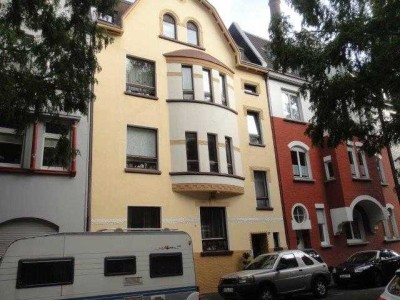 Charmante, gemütliche 2,5-Zimmer-Altbau-DG-Wohnung in Rheinnähe für junge Leute