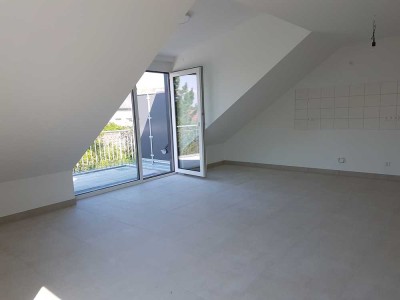 neue 4-Zimmer-DG-Wohnung mit gehobener Innenausstattung mit Balkon in Bönnigheim