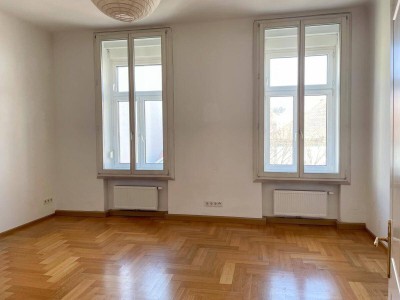 Sehr schöne Altbau-Wohnung mit Balkon u. Wohnküche für 4er WG, Büro oder Familie - 133m²