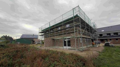 Neubau – Wohnen auf dem Land: Doppelhaushälfte mit Carport und Schuppen in Seestermühe