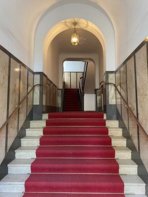 Koffer packen & einziehen – Schöne Altbauwohnung möbliert mit Aufzug in München-Au