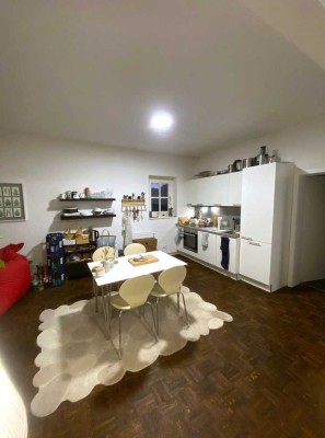 Gemütliche 2-Zimmer-Wohnung mit dunklem Echtholzparkett