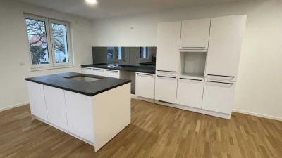 Erstbezug mit Balkon und Einbauküche: Exklusive 4-Raum-Maisonette-Wohnung mit geh. Innenausstattung