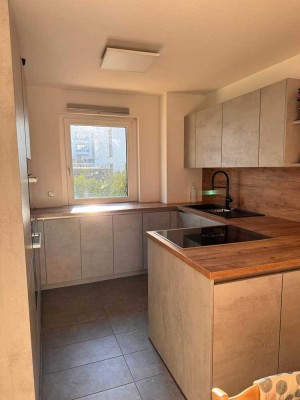 Neuwertige 3,5-Raum-Terrassenwohnung mit Garten und Einbauküche in Leonberg