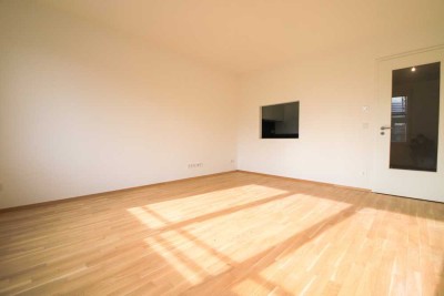 - Im Herzen der Stadt - wunderschöne 2-Zimmer-Wohnung mit EBK & Balkon -