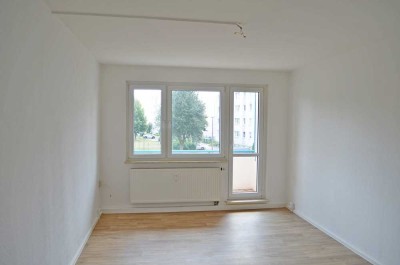 1. Etage, sanierte 4-Raum-Wohnung mit Badewanne und PKW-Stellplatz! Bezug sofort möglich!