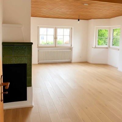 Helle 2-Zimmer-Wohnung mit großem Balkon, exklusiver Einbauküche & Kachelofen – zentrale Lage