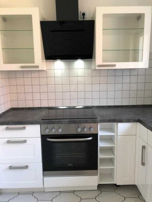 Helle,  neuwertige 2-Zimmer-Wohnung mit Balkon und EBK Zehlendorfer Str. Nähe Landgericht