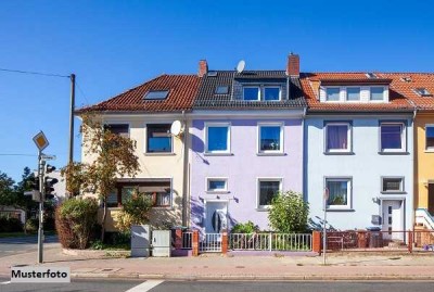 2-Familienhaus mit Garagen