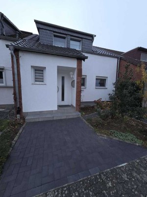 Einziehen und wohlfühlen! Gepflegtes Reihenmittelhaus in Seenähe mit ca. 90 m², Garten + Garage