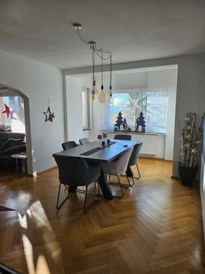 Schöne und gepflegte 2,5-Zimmer-Hochparterre-Wohnung mit Balkon und Einbauküche in Kaiserslautern