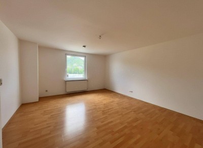 Einziehen &amp; genießen: Große Wohnung mit Küche &amp; Badewanne