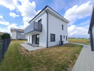 Sonnige Doppelhaushälfte mit Doppelcarport, Balkon, Kellerersatzraum und großer Südterrasse!